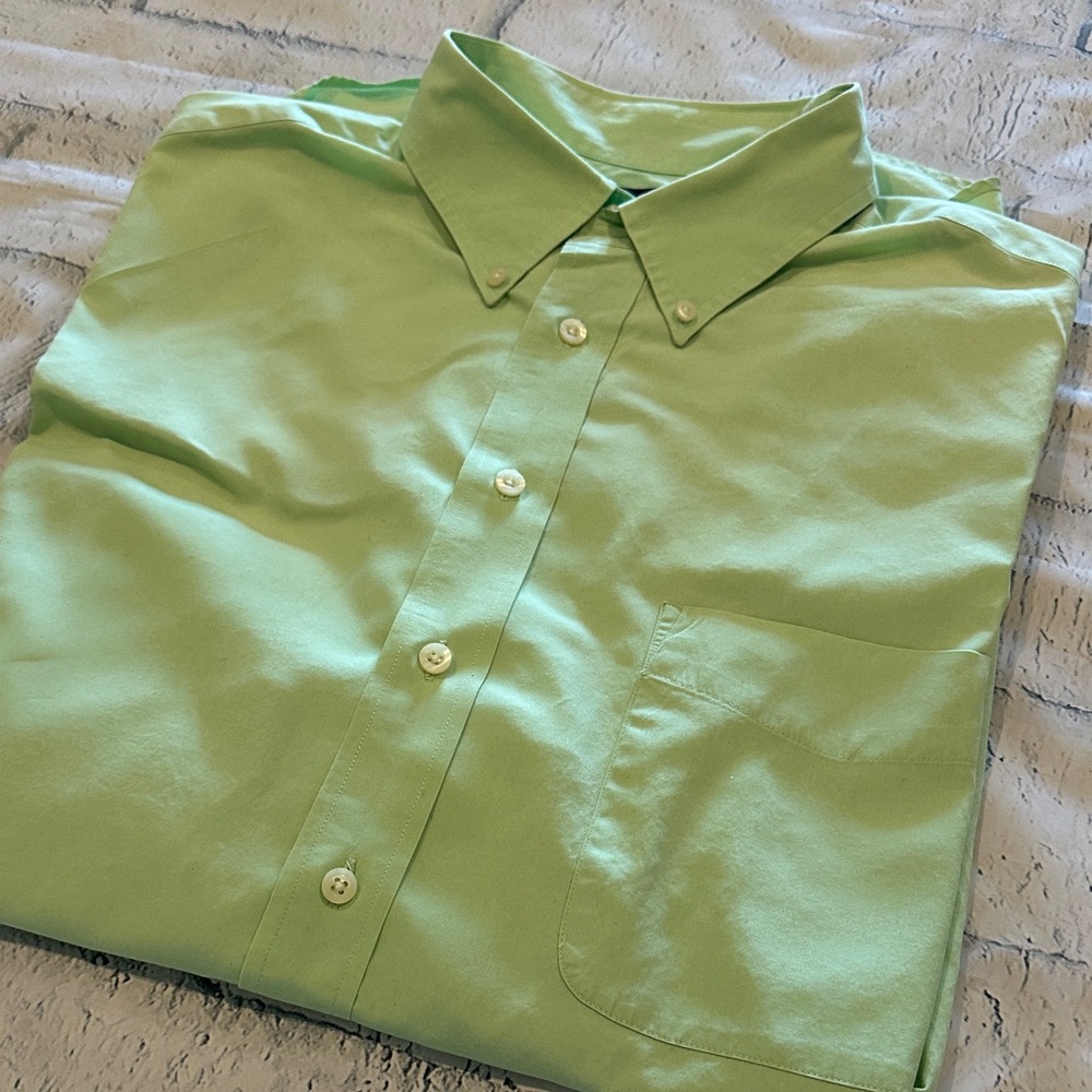 Roundtree & Yorke Men's Button-Down Shirt in Mint Green with Chest Pocket